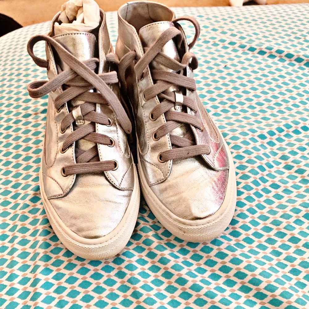 Nine West silver tennis shoes Nwalvin size 8!